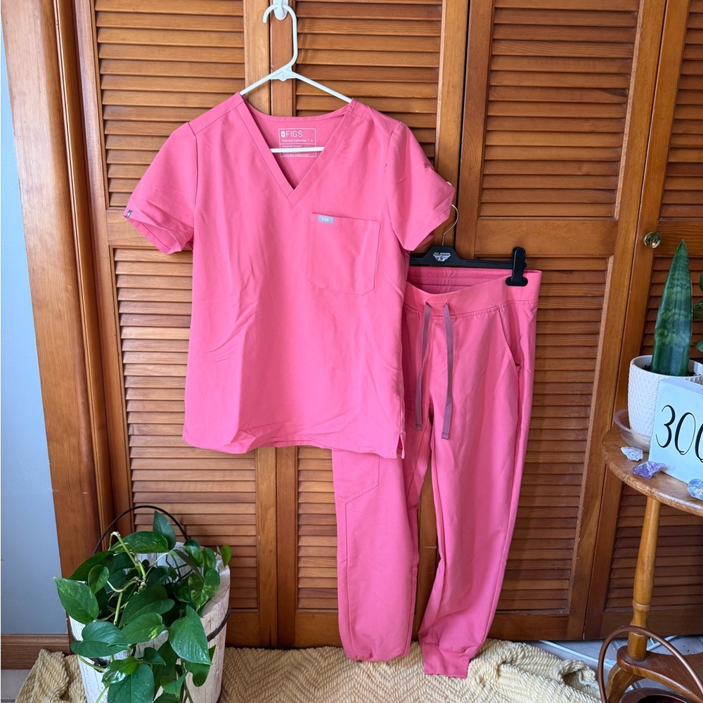 Pink Figs technical collection jogger scrubs size S, SP